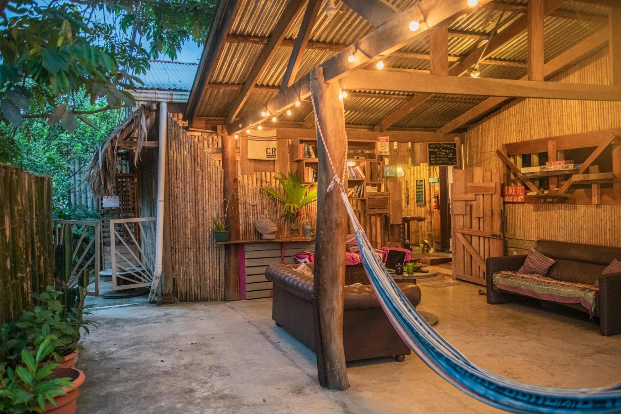 Хостел Roots Family Puerto Viejo de Talamanca Экстерьер фото