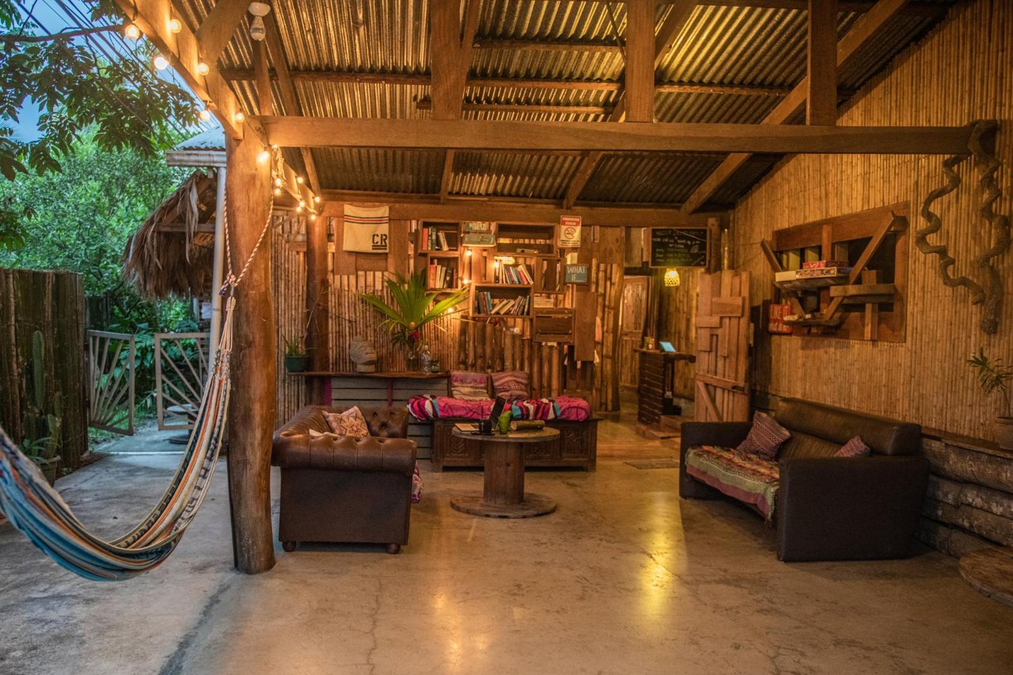 Хостел Roots Family Puerto Viejo de Talamanca Экстерьер фото